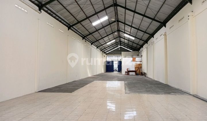 Nice Building Ready to Use Strategically Located Beside Main Road Nice Building Ready to Use Strategically Located Beside Main Road