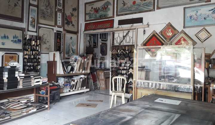 Strategic Location by the Busy Main Road, Ideal for Business or Office