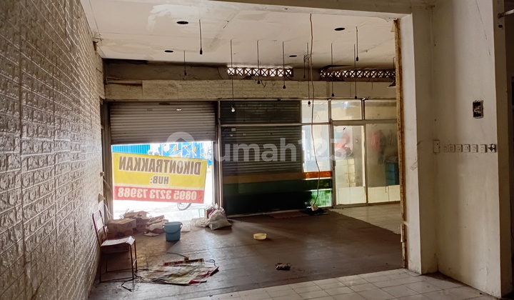 Ready-to-Use Shop House in a Strategic Location by the Main Road Ready-to-Use Shop House in a Strategic Location by the Main Road