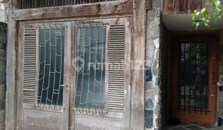 Iconic House Near Saparua Bandung City 2