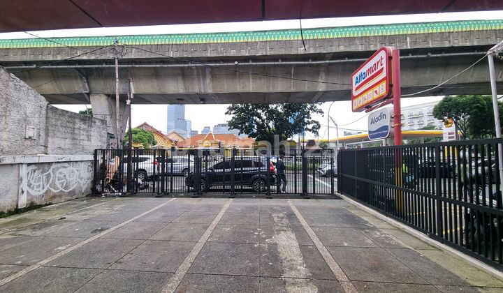Mini Building at Attractive Price, Land Size Over 100M, Commercial Area on Jl. Kapt. Tendean, South Jakarta. Suitable for Office, Clinic, etc. 2