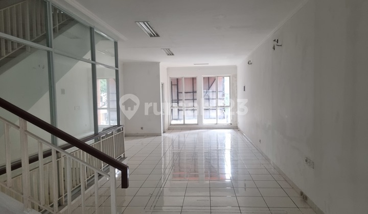 3-Storey Shop House in East Darwin, Scientia Tgr. Strategic location, roadside. Suitable for office or other business uses. 2