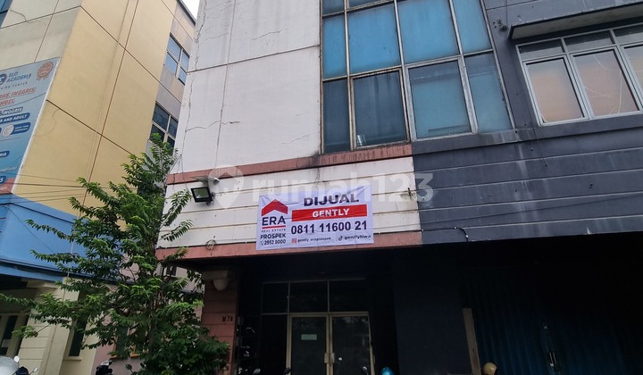 Rukan 4 Lantai, Posisi Hoek, Mempunyai 2 Sisi di Meruya Utara Rukan 4 Lantai, Posisi Hoek, Mempunyai 2 Sisi di Meruya Utara