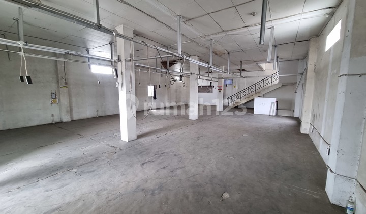Shop House with Large Space for Warehouse or Industry by the Roadside in Dadap. Kosambi. Shop House with Large Space for Warehouse or Industry by the Roadside in Dadap. Kosambi.