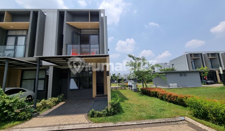 Rumah Baru 2 Lantai Posisi Hoek Punya Tanah Lebih. Depan Taman Perumahan Di Tanakayu Bsd Cluster Svani