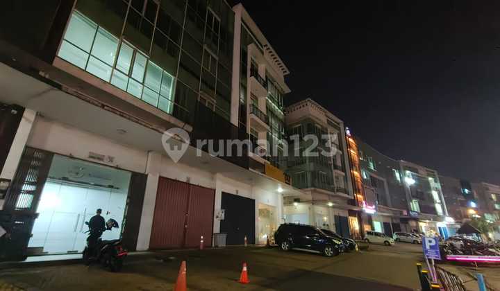 Dalton Gading Serpong hadap jalan raya Scientia Boulevard udah interior bagus