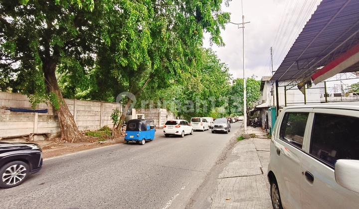 Pinggir jalan raya Pegangsaan Dua,  dekat Kelapa gading
