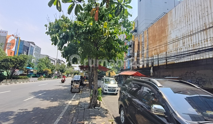 Mangga besar, pinggir jalan raya, cck berbagai jenis usaha Mangga besar, pinggir jalan raya, cck berbagai jenis usaha