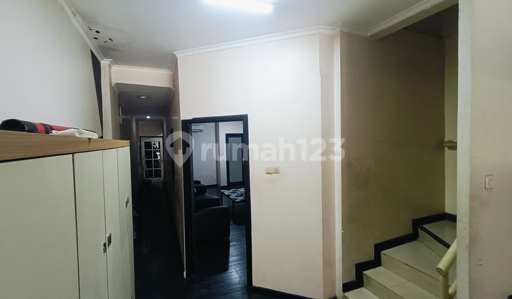 Facing Wolter Monginsidi Road, Kebayoran Baru, South Jakarta, parking available in front of the shop house. 2