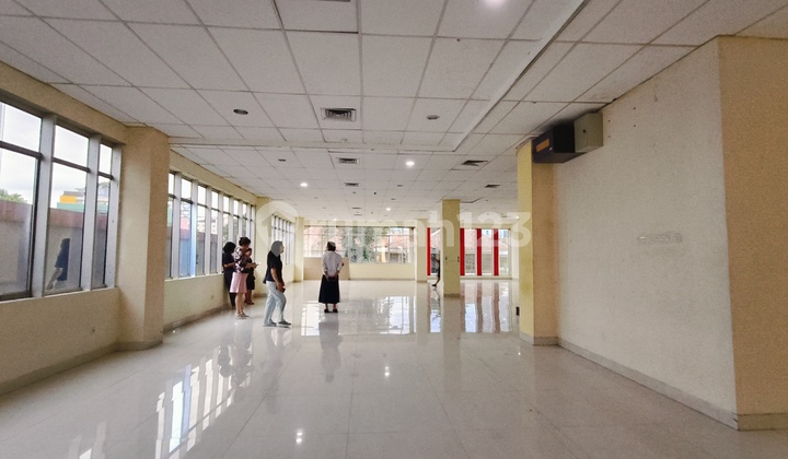 Gedung mini Menteng parkir luas