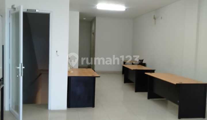 The Linq Hadap Jalan Griya Utama , Posisi Dalam Pagar Komplek