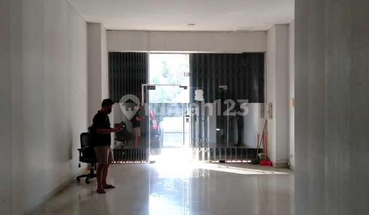 The Linq Hadap Jalan Griya Utama , Posisi Dalam Pagar Komplek 2