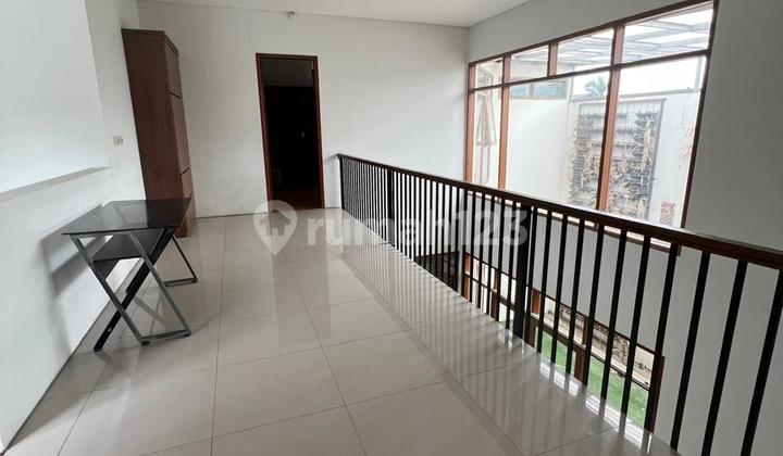 Rumah 2 Lantai Singgasana Pradana Pusat Kota 2