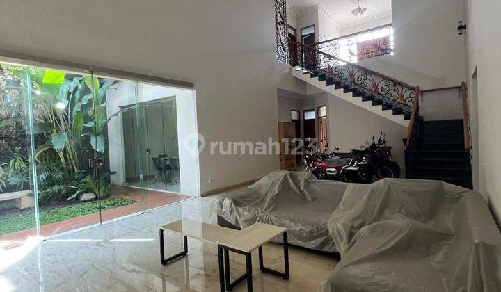 Dijual rumah lux dan luas di Singgasana Pradana 1