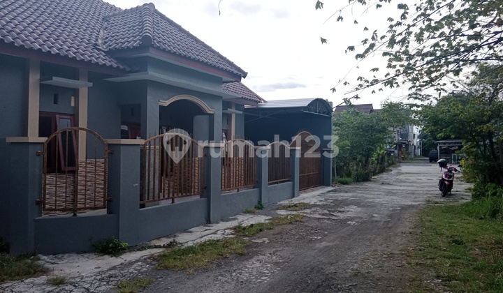 Rumah Second Bagus Strategis dan Nyaman Di Banyuanyar 3