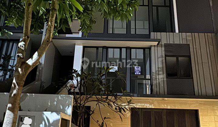 Rumah 3 Lantai, Semi Furnish di Navapark Lakewood, Tangerang 1