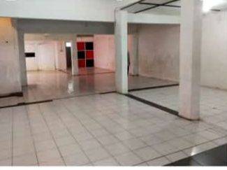 Disewakan Rumah ex  showroom Jl. Banteng
cocok untuk showroom, cafe, kantor, dll

 2