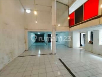 Disewakan Rumah ex  showroom Jl. Banteng
cocok untuk showroom, cafe, kantor, dll

 1