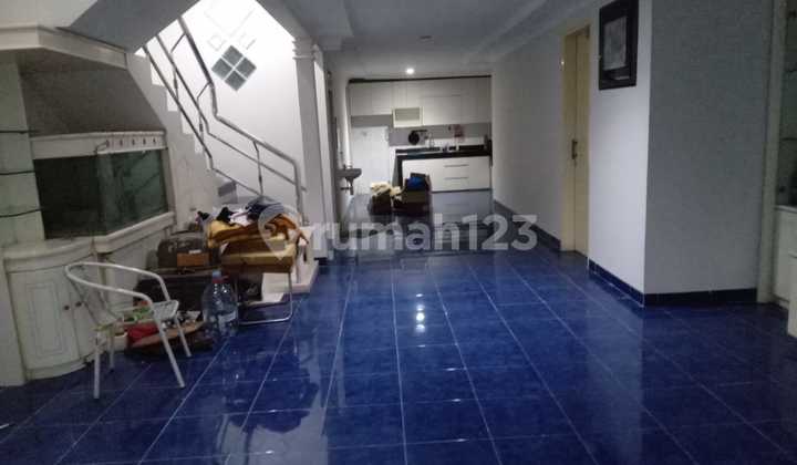 Dijual Rumah 2 Lantai Semi Furnished di Taman Rahayu