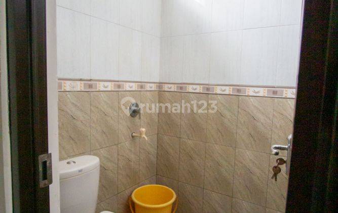 Kost Dan Kontrakan Dijual, Jakarta Timur. Selangkah Ke Jl. Tb Simatupang. Harga Mendekati Njop. 2 Lantai Kamar 85% Terisi. Semi Furnished. 2