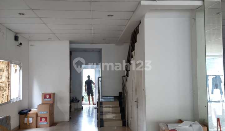 Ruang Usaha 3 Lantai Strategis, Harga Dibawah Njop, Mampang Prapatan, Jakarta Selatan