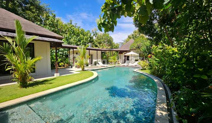 Villa Bergaya Taman Luas Jimbaran Bali Dijual