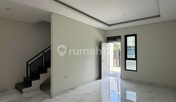 Rumah Baru Minimalis Mulyosari Utara Jalan Utama Living Room Lega Rumah Baru Minimalis Mulyosari Utara Jalan Utama Living Room Lega