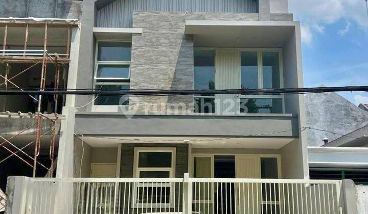 Rumah Baru Raya Manyar Tirtoyoso 2 Lantai Lokasi di Jalan Kembar Rumah Baru Raya Manyar Tirtoyoso 2 Lantai Lokasi di Jalan Kembar