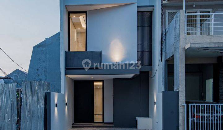 Rumah Baru Minimalis Dharmahusada Mas 2 Lt Ada Skylight di Tangga