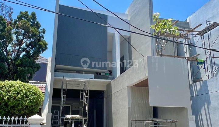 Rumah Industrialis Modern di Manyar Tirtoasri 2 Lantai High Spec