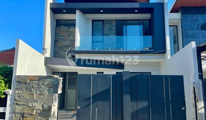 Rumah Baru Kontemporer di Manyar Jaya 2 Lantai Ada Taman Belakang Rumah Baru Kontemporer di Manyar Jaya 2 Lantai Ada Taman Belakang