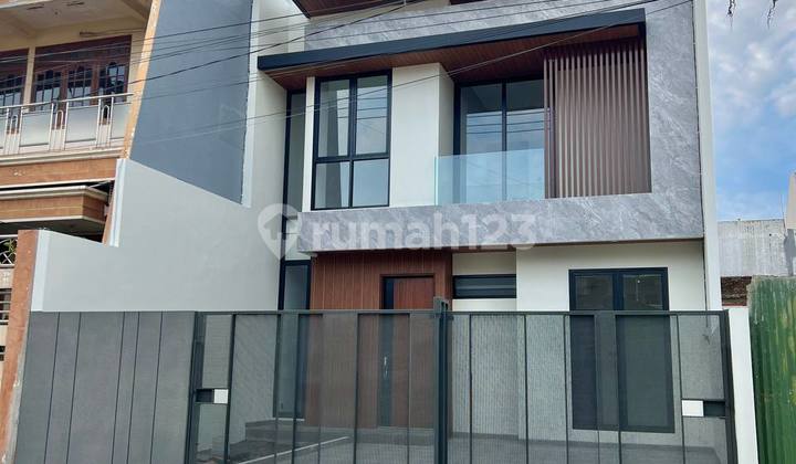 Rumah Modern Kontemporer di Manyar Kertoarjo 2 Lantai Ada Rooftop Rumah Modern Kontemporer di Manyar Kertoarjo 2 Lantai Ada Rooftop