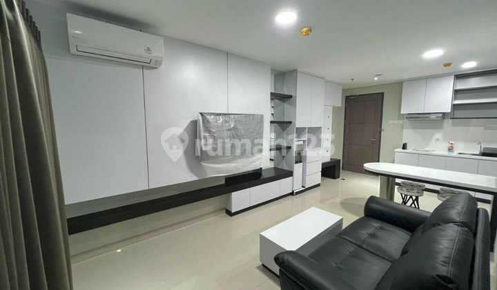 Sewa Apartemen Praxis 2 BR Lt 17 Furnished Dekat Tunjungan Plaza 2