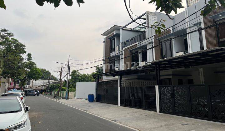 Rumah Mewah Modern Cempaka Putih Dekat Jalan Letjen Suparpto 2