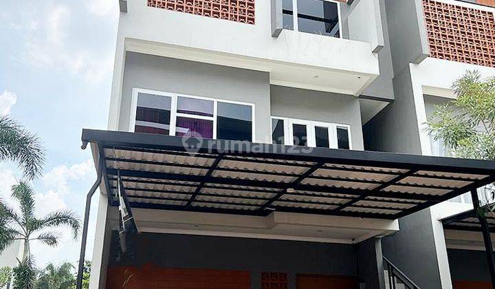 Rumah Modern Industrial Ada Kolam Renang Jagakarsa Jaksel 1