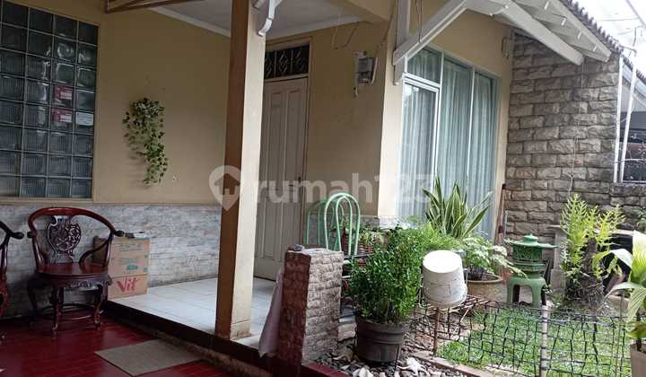 Dijual Cepat Rumah dalam Komplek di Cinere