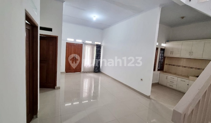 For Sale Well-Maintained Nice House in Jagakarsa 2