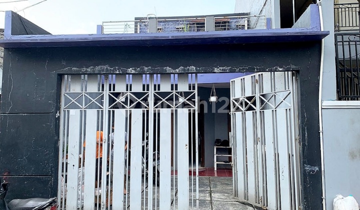 Rumah 3 Lantai lokasi Pinggir Jalan di Pejaten