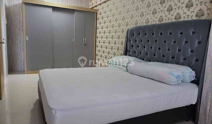kamar tidur apartemen puncak bukit golf dengan