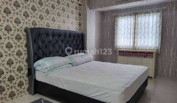 kamar tidur apartemen puncak bukit golf dengan