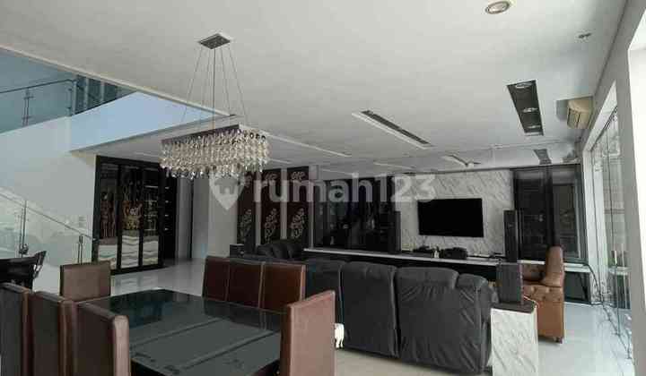 Rumah Modern Virginia Regency Pakuwon City  2