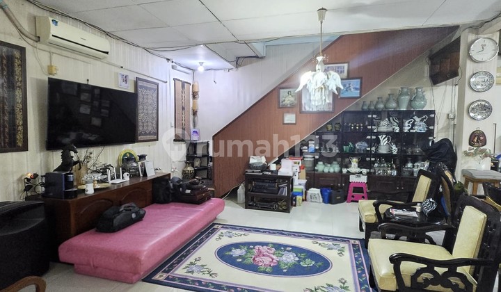 Rumah 2 lantai huk luas 332 m2 bagus terawat lokasi strategis bebas banjir di Taman Kedoya Baru. Jakarta Barat. 2