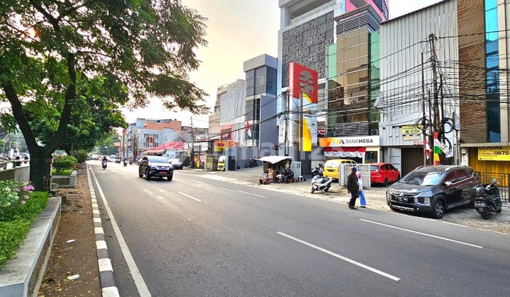 For Rent: 4-story shophouse next to Bank, strategic location on Sawah Besar Raya Street. Central Jakarta. 2