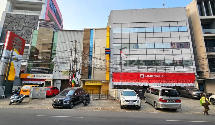 For Rent: 4-story shophouse next to Bank, strategic location on Sawah Besar Raya Street. Central Jakarta.