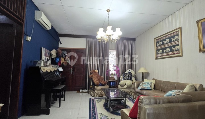 Rumah 2 lantai huk luas 332 m2 bagus terawat lokasi strategis bebas banjir di Taman Kedoya Baru. Jakarta Barat.