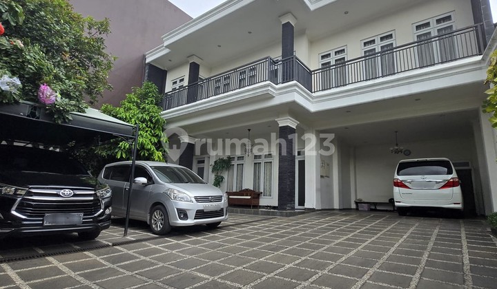 Rumah 2 lantai gaya American clasic bagus siap huni di Kemang. Jakarta selatan