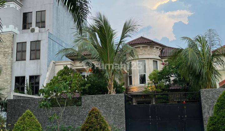 Dijual Rumah Semi Furnish di Bukit Darmo Golf Surabaya 1