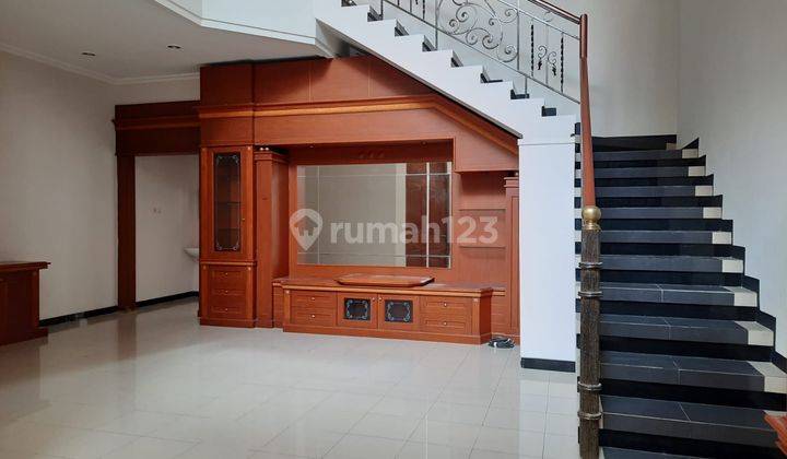 Dijual Rumah 2 Lantai di Graha Family Surabaya 1