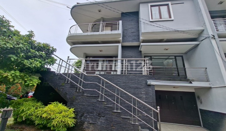 Rumah 3 Lantai di Sudirman Town House