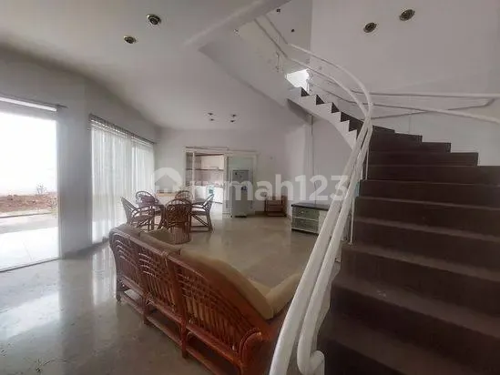 Rumah Klasik Kokoh di Terusan Sutami Sayap Setrasari Dekat Tol Pasteur Rumah Klasik Kokoh di Terusan Sutami Sayap Setrasari Dekat Tol Pasteur